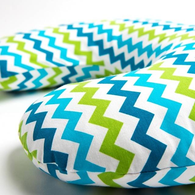 Breastfeeding pillow Zaffiro - Turquoise and green zigzag