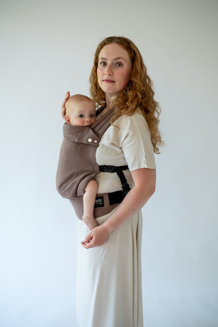 Qusy adjustable ergonomic carrier  2.0 - LINEN MOCHA MOUSSE