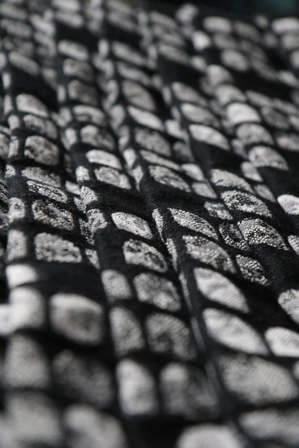 Chusta tkana Yaro Slings -  Petals Ultra Black White Grey Tencel 