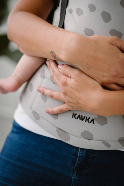 Nosidełko Kavka MultiAge Magnetic: Grey Dots Print