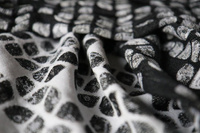 Chusta tkana Yaro Slings -  Petals Ultra Black White Grey Tencel 