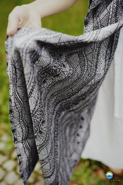 Chusta tkana Little Frog - Carbon Harmony