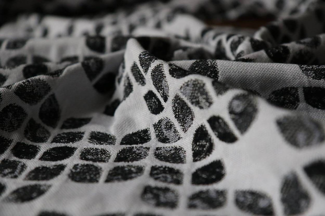 Chusta tkana Yaro Slings -  Petals Ultra Black White Grey Tencel 
