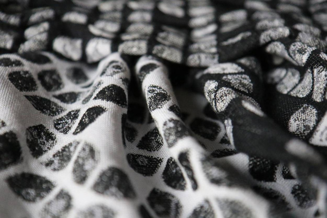 Chusta tkana Yaro Slings -  Petals Ultra Black White Grey Tencel 