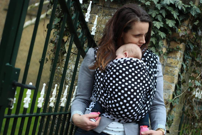 Chusta tkana Yaro Sling - Polka Dot Contra Black White
