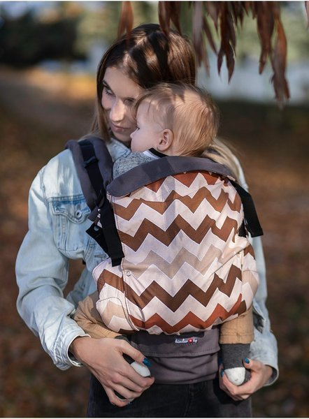 Kinder Hop Grow Air Carrier: Brown Zig Zag