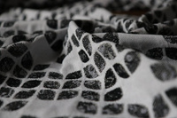 Chusta tkana Yaro Slings -  Petals Ultra Black White Grey Tencel 