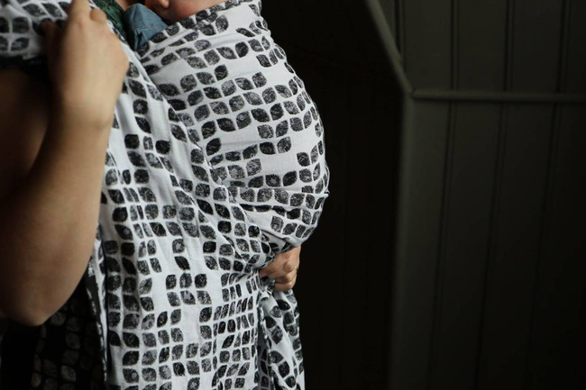 Chusta tkana Yaro Slings -  Petals Ultra Black White Grey Tencel 